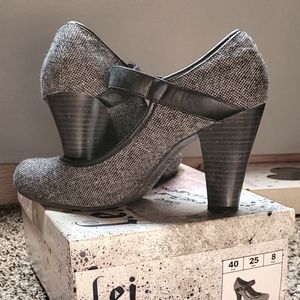 l.e.i grey buckle heels